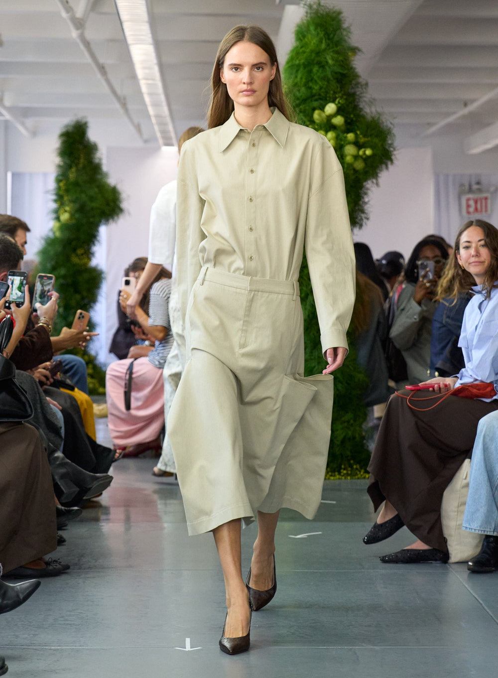 Luxe Spring Twill Tucked Pleat Skirt | Tibi Taupe